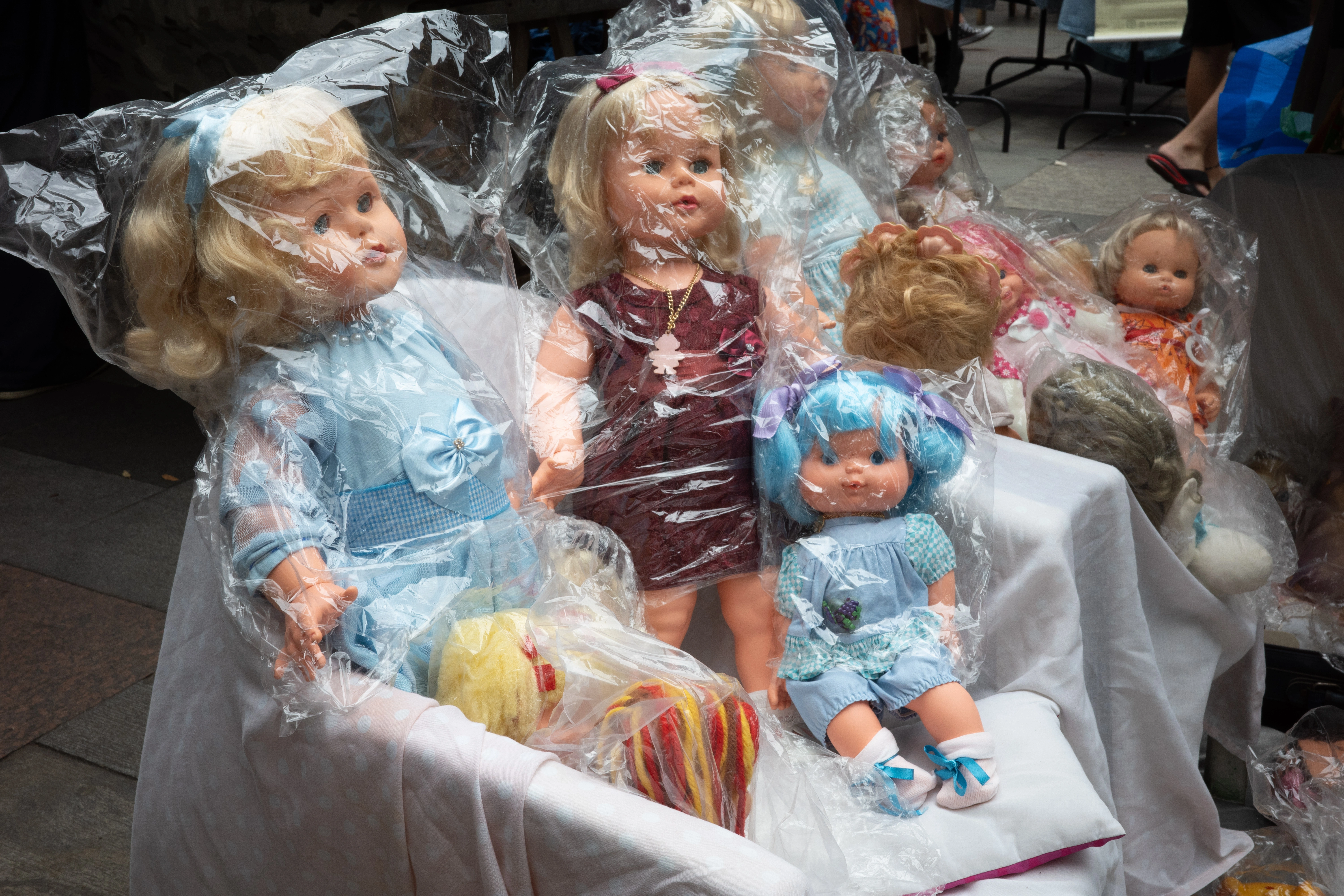 Bonecas tradicionais expostas em feira de rua