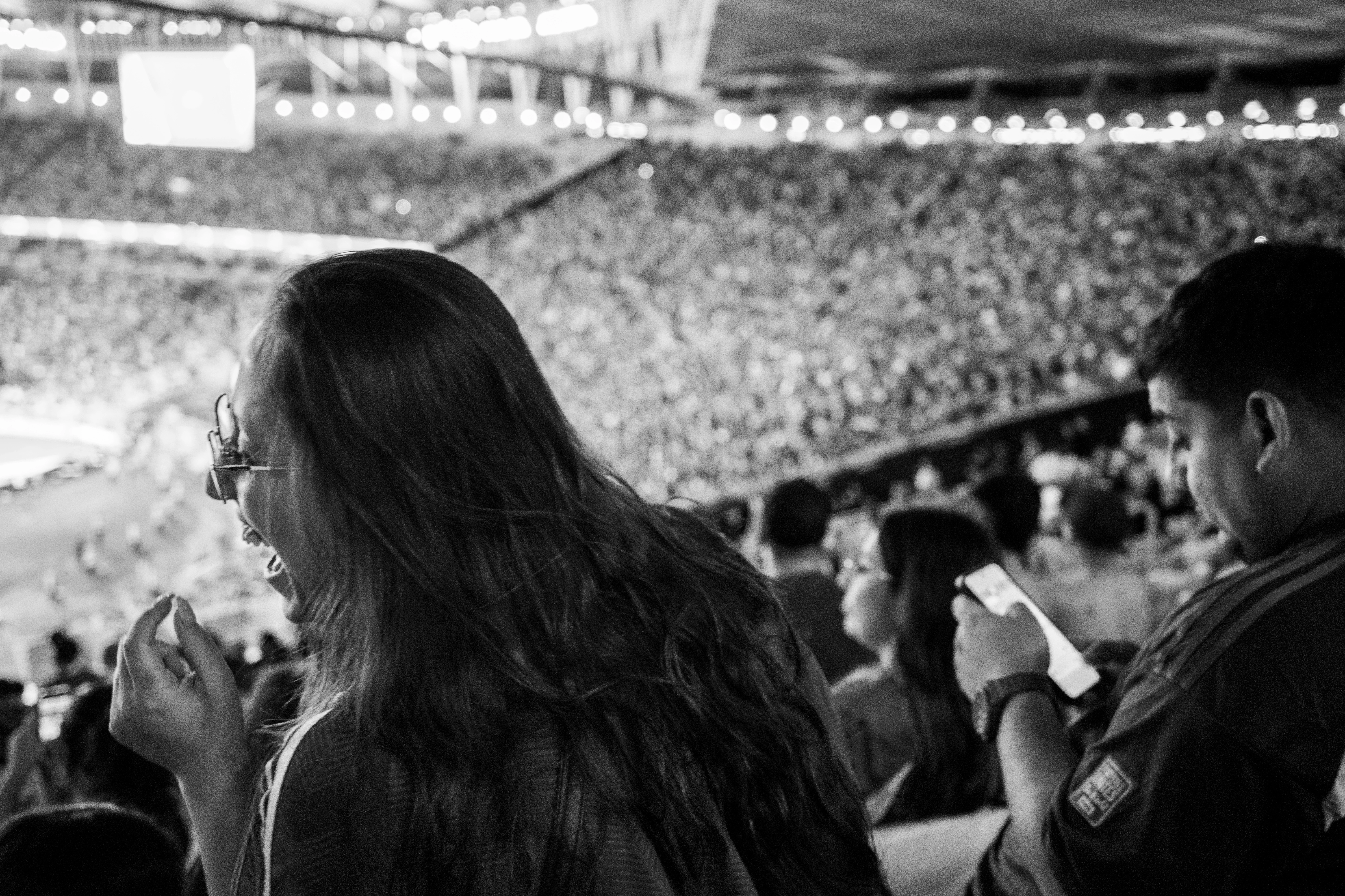 Torcedores no Maracanã durante jogo com casa cheia, em preto e branco