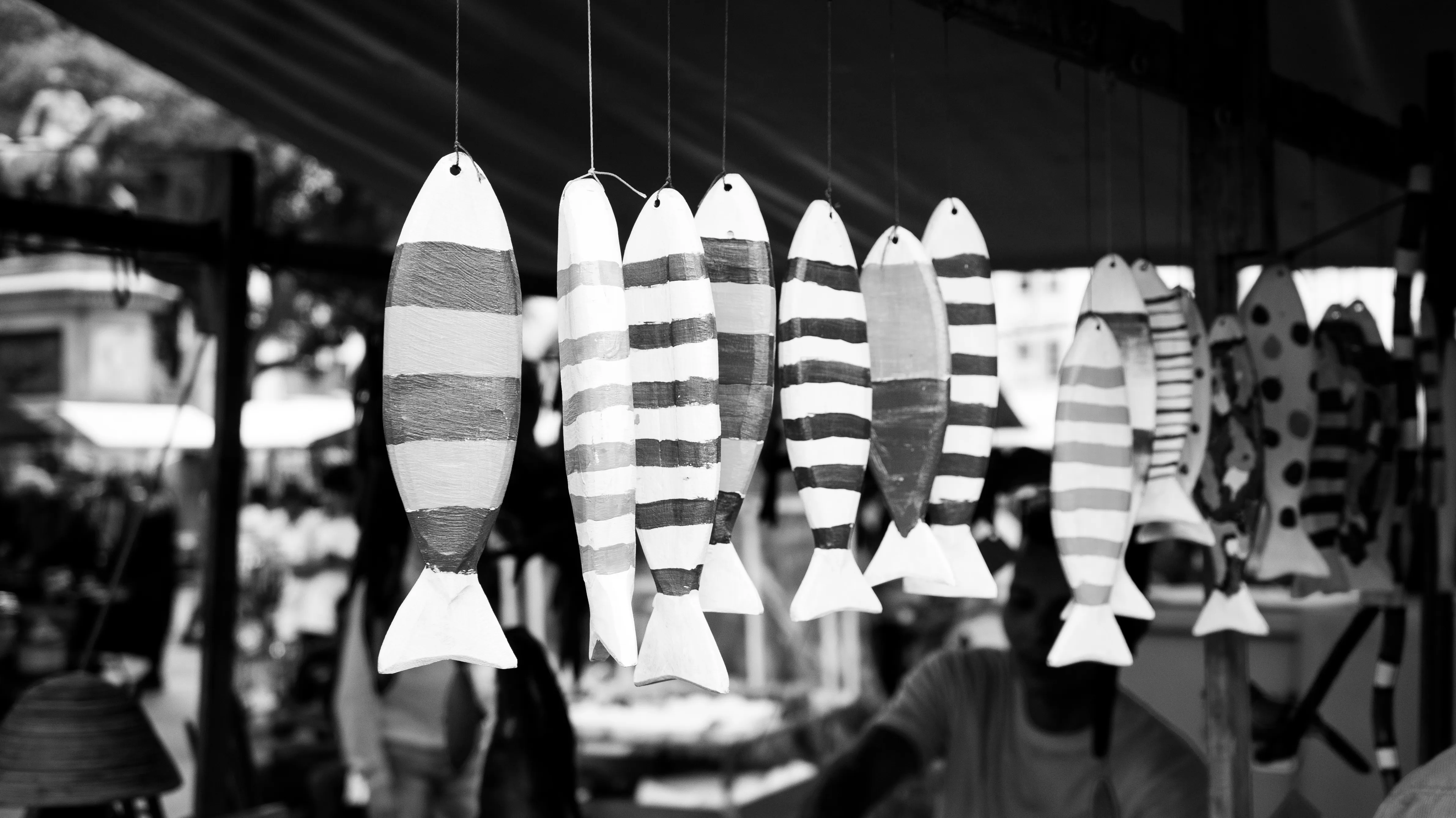 Peixes de madeira artesanais em exposição